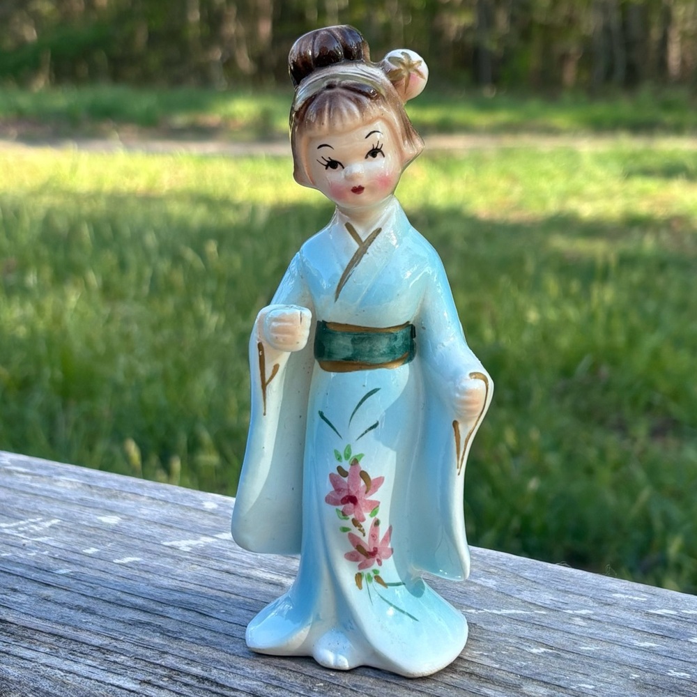 Darling Vintage Japanese Geisha Figurine!